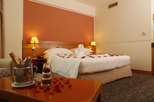 Deluxe King Room Near Port Saeed Plaza Dubai 1 Luxury Bookings