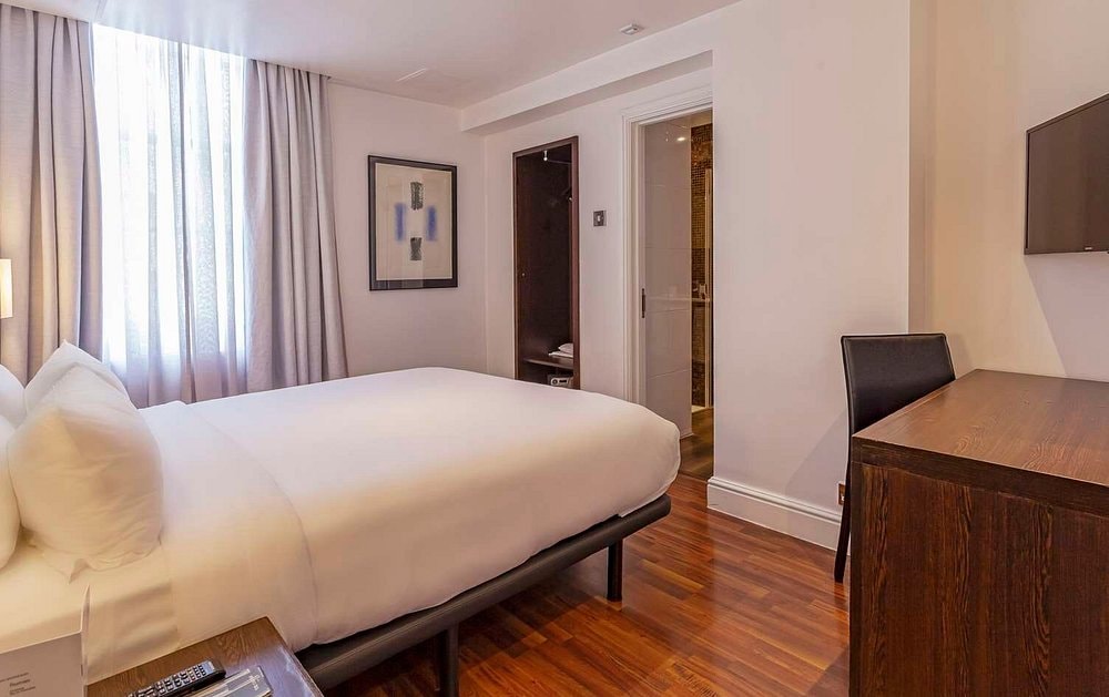Double Standard Room Near Cleveland Gardens LON Luxury Bookings