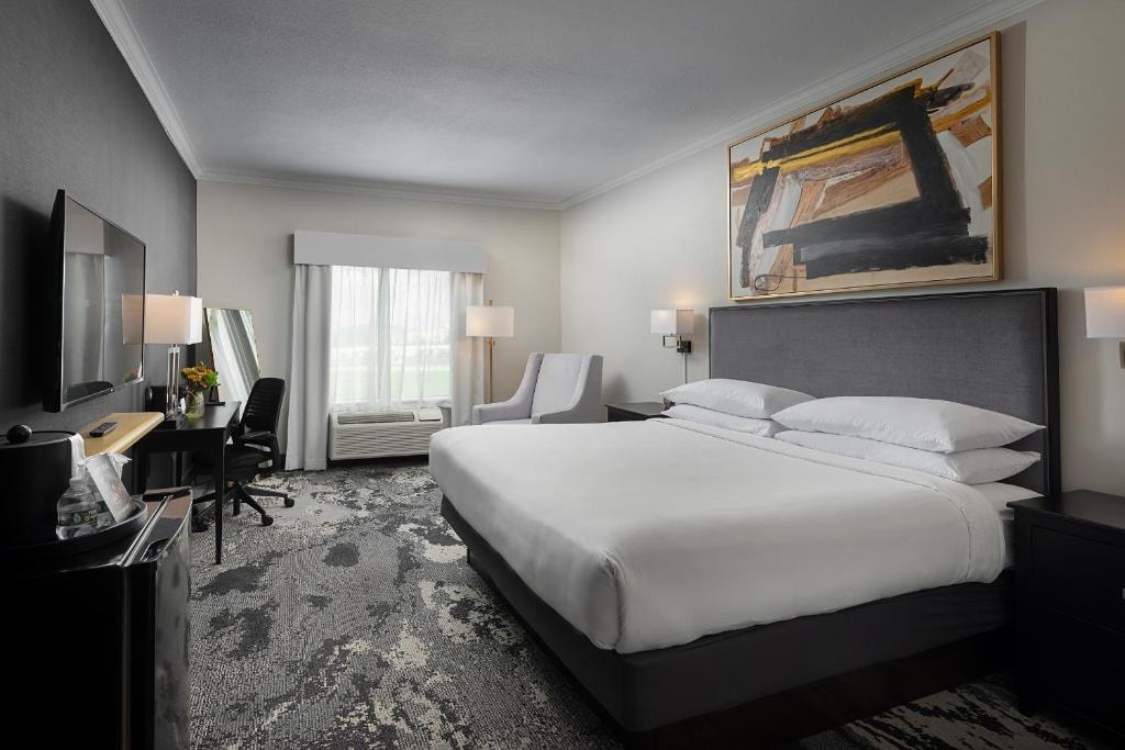 Standard King Room Near Arthur Storey Park HOU Luxury Bookings