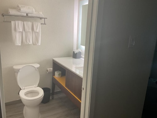 Standard King Room Near IAH Airport Area HOU 8 Luxury Bookings
