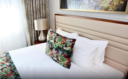 3 Bedroom Deluxe Apartment Near Barclays Bank LON 4 Luxury Bookings