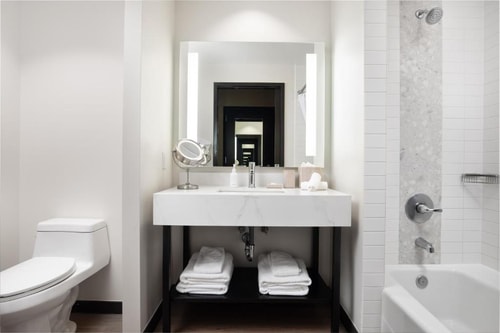 Classic King Room Near Bendwood Park HOU 6 Luxury Bookings
