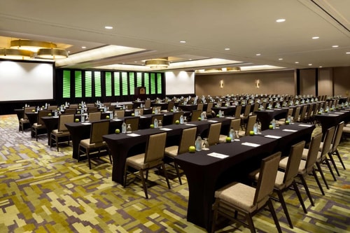 Queen Studio Near White Rhino Coffee The Gild DAL 8 Luxury Bookings