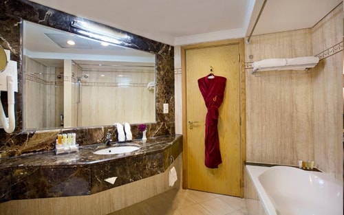 1 Bedroom Suite With Balcony Near Deira Clocktower 5 Luxury Bookings