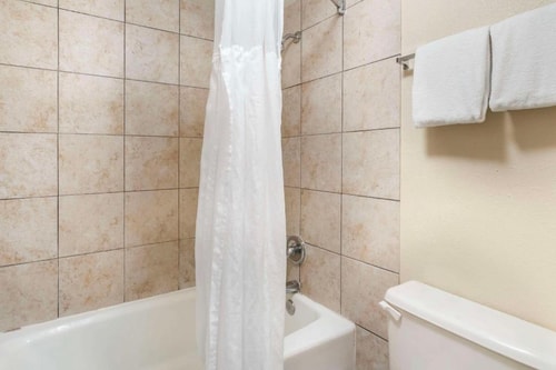 King or Twin Room Gator Golf Adventure Park ORL 6 Luxury Bookings