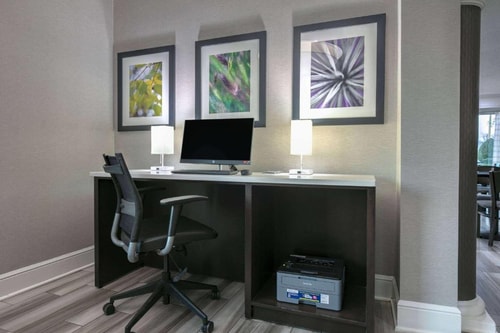 Deluxe Room Near The Charlotte American Bistro DAL 15 Luxury Bookings