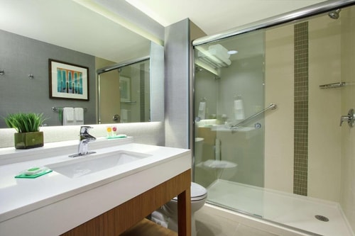 King Room Near Layne Hendrix Memorial Bench HOU 5 Luxury Bookings