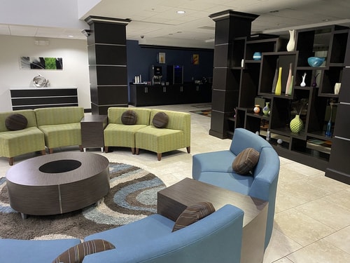 King Room Near Tradesmen International HOU 5 Luxury Bookings