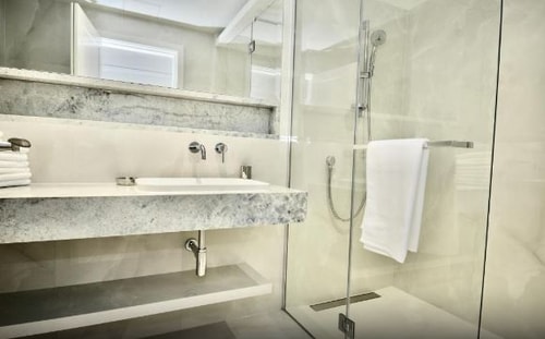 3 Bedroom Deluxe Apartment Near Barclays Bank LON 13 Luxury Bookings