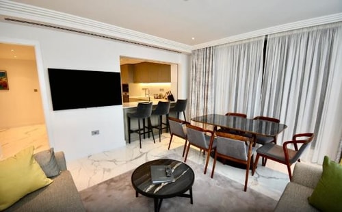 4 Bedroom Deluxe Apartment Near Barclays Bank LON 5 Luxury Bookings