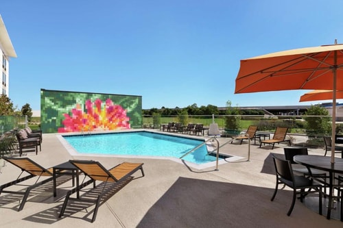 Queen Studio Near The Park At Willbern HOU 8 Luxury Bookings