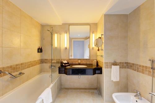 Superior King Room Near Green Community Village 2 Luxury Bookings