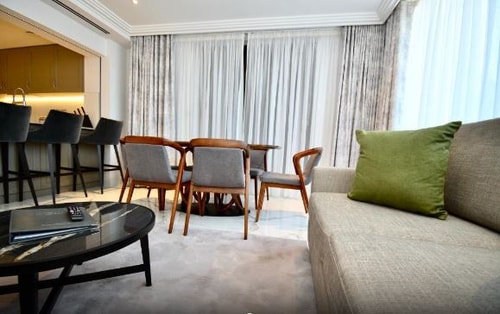 4 Bedroom Deluxe Apartment Near Barclays Bank LON 7 Luxury Bookings