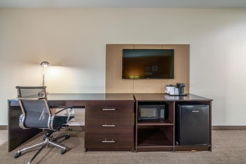 King Room Near Revolution Soccer Complex HOU 3 Luxury Bookings