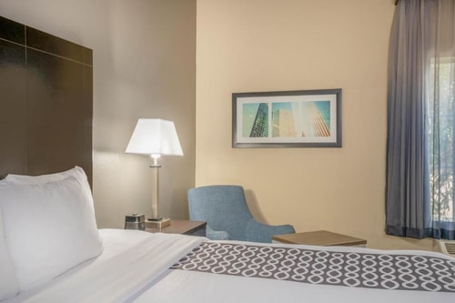 King Room Near Shadowbriar Elementary School HOU 2 Luxury Bookings