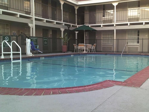 Deluxe Room Near The Charlotte American Bistro DAL 8 Luxury Bookings