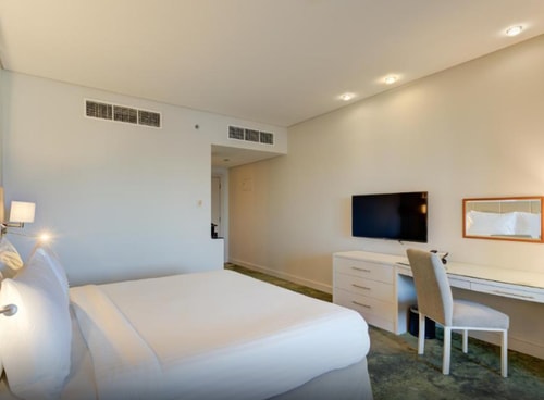 Superior King Room Near Green Community Village 1 Luxury Bookings