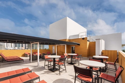 Deluxe King Room Near Coyote Taqueria MIA 10 Luxury Bookings