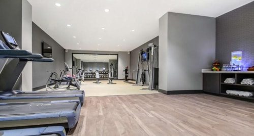 King Room Near Venture Commercial Real Estate DAL 10 Luxury Bookings