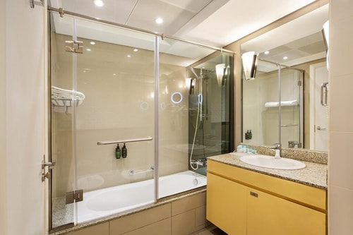 Deluxe Room Near City Center Deira 4 Luxury Bookings