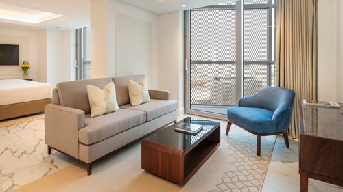 Deluxe Three Bedroom Apartment Near Expo City 4 Luxury Bookings