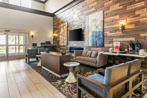 King Room Near Shadowbriar Elementary School HOU 8 Luxury Bookings
