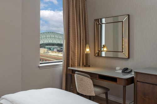 Guest room Near Federal American Grill HOU 1 Luxury Bookings