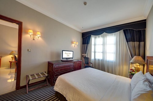 Deluxe Suite Near Baqer Mohebi Supermarket Luxury Bookings