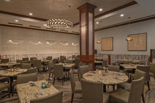 Guest room Near Federal American Grill HOU 9 Luxury Bookings