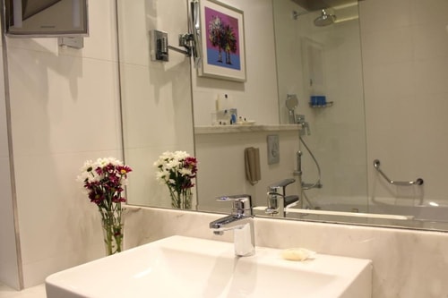 Classic King Room Near Al Nasr Leisureland 7 Luxury Bookings