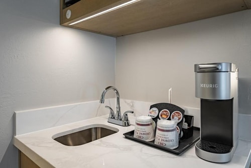 Standard Queen Room Near Bite Bistro Wine Bar ORL 4 Luxury Bookings