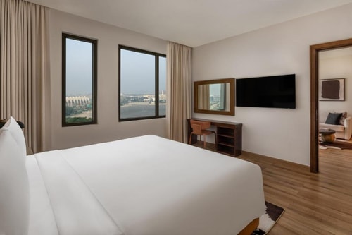 One Bedroom King Suite Near Civic Square Park Luxury Bookings