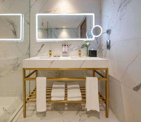 Premium King Suite Near Jvt Community Park Dubai 5 Luxury Bookings