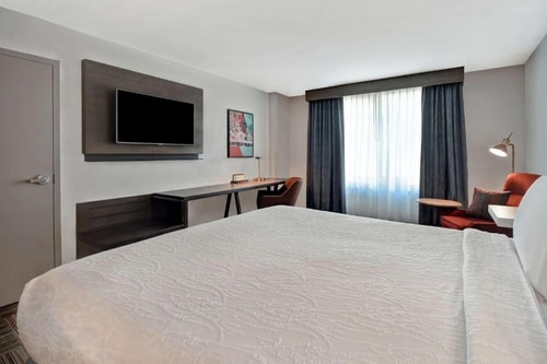 King Room Near Consulate General Of Ukraine HOU 1 Luxury Bookings