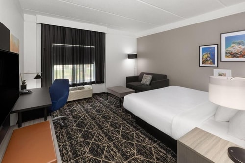 King Room Near BE Staffing Solutions HOU 10 Luxury Bookings