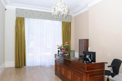 Double Or Twin Room Near Cleveland Square LON 9 Luxury Bookings