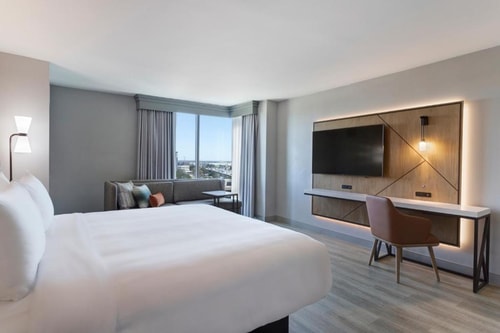 Queen Room Near CityView Park Houston HOU Luxury Bookings