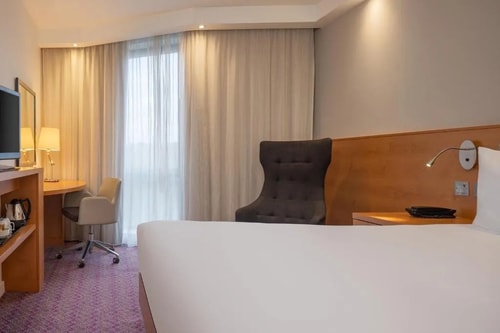 Queen Room Near Ufford Street Gardens LON 2 Luxury Bookings
