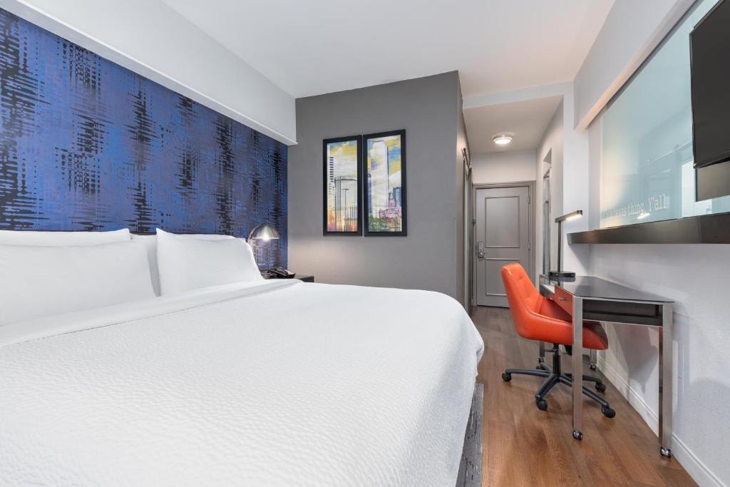 Standard King Room Near Ferris Plaza DAL Luxury Bookings