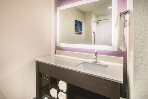 King Room Near Riparian Bar & Grill DAL 2 Luxury Bookings