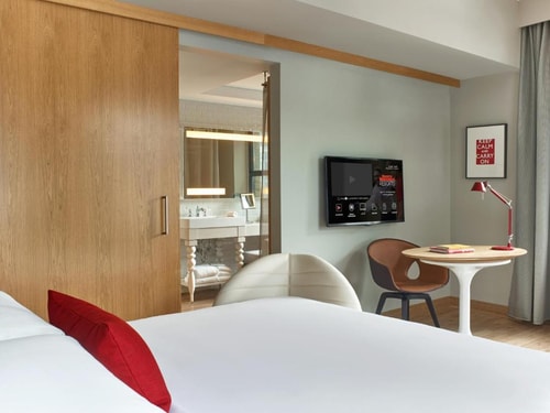 Deluxe King Studio Near Millennium Station CHI 2 Luxury Bookings