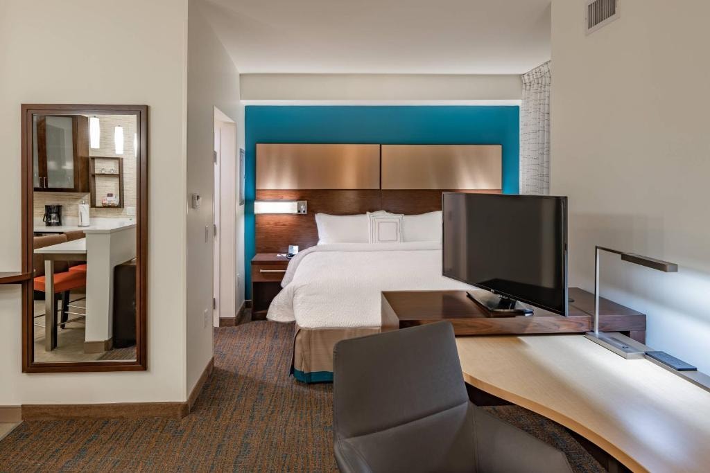 King Studio Near Dallas Animal Services DAL Luxury Bookings