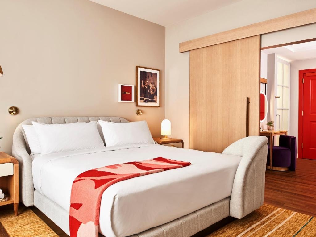 King Room Near Blue Print Showroom DAL Luxury Bookings