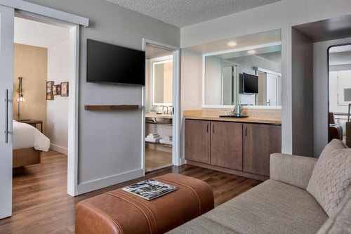 One Bedroom Suite Near Medieval Times Dinner DAL 2 Luxury Bookings