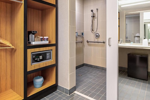 Guest King Room Near Pioneer Plaza DAL 2 Luxury Bookings