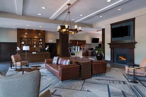 Queen Room Near Brenda and John Duncan YMCA HOU 8 Luxury Bookings