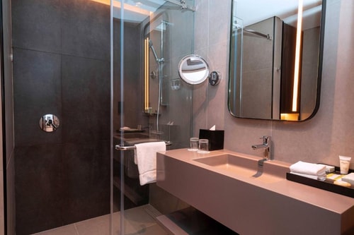 Standard King Or Twin Room Near Al Satwa Park 1 7 Luxury Bookings