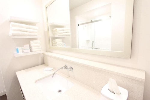 King Room Near A-MAX Auto Insurance DAL 3 Luxury Bookings