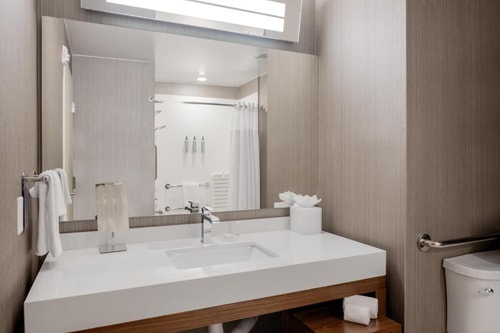 King Room Near Kings lake Forest HOU 2 Luxury Bookings