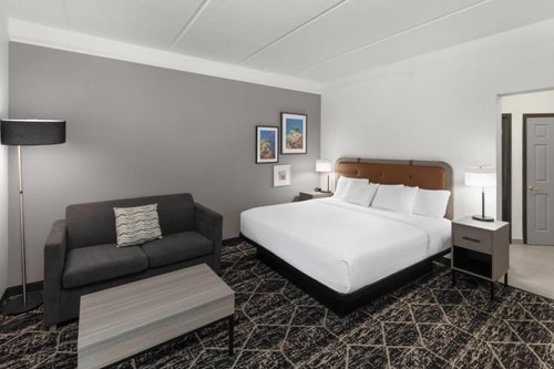 King Room Near BE Staffing Solutions HOU 9 Luxury Bookings